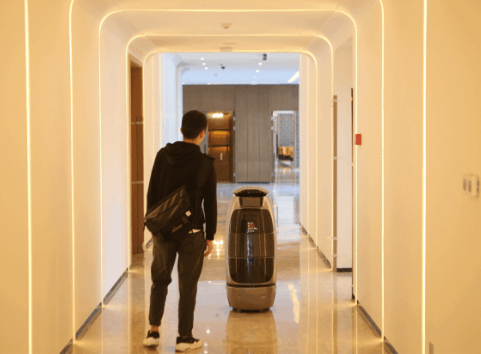 阿里首家未来酒店PK日本海茵娜酒店 机器人服务谁强一看便知