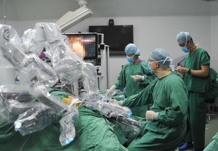 海南省首例“达芬奇”机器人胰头十二指肠切除术顺利完成