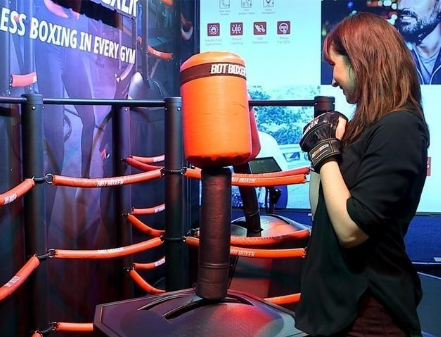 CES拳击机器人内置多种传感器 一般人不是它的对手