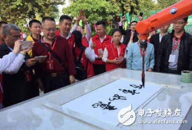 机器人虽然会写书法 但无法把人的情感融入书法中去