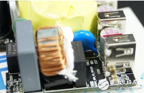 小米4口USB充电器完全可以替代原装充电器，售价69元