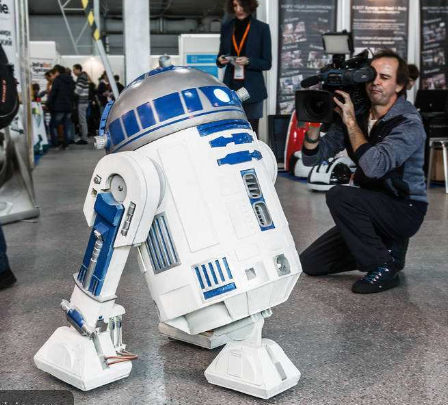 随着机器人产品渗透到社会各行各业，安防机器人逐渐走入人们的视野