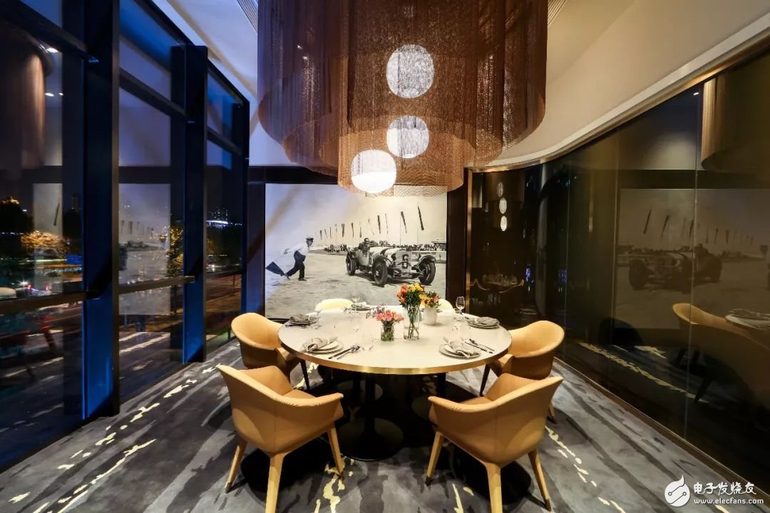 奔驰不卖车竟然开餐厅_全球第七家mercedes me登陆外滩