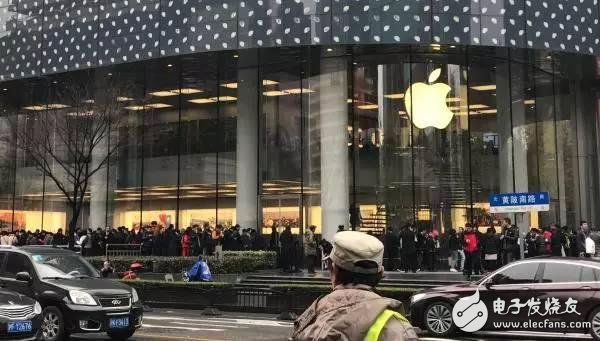 昨日，上海某专卖店前排起长队，就为了一副耳机