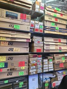 深圳市福田区赛格电子市场明业兴电子展销柜实景